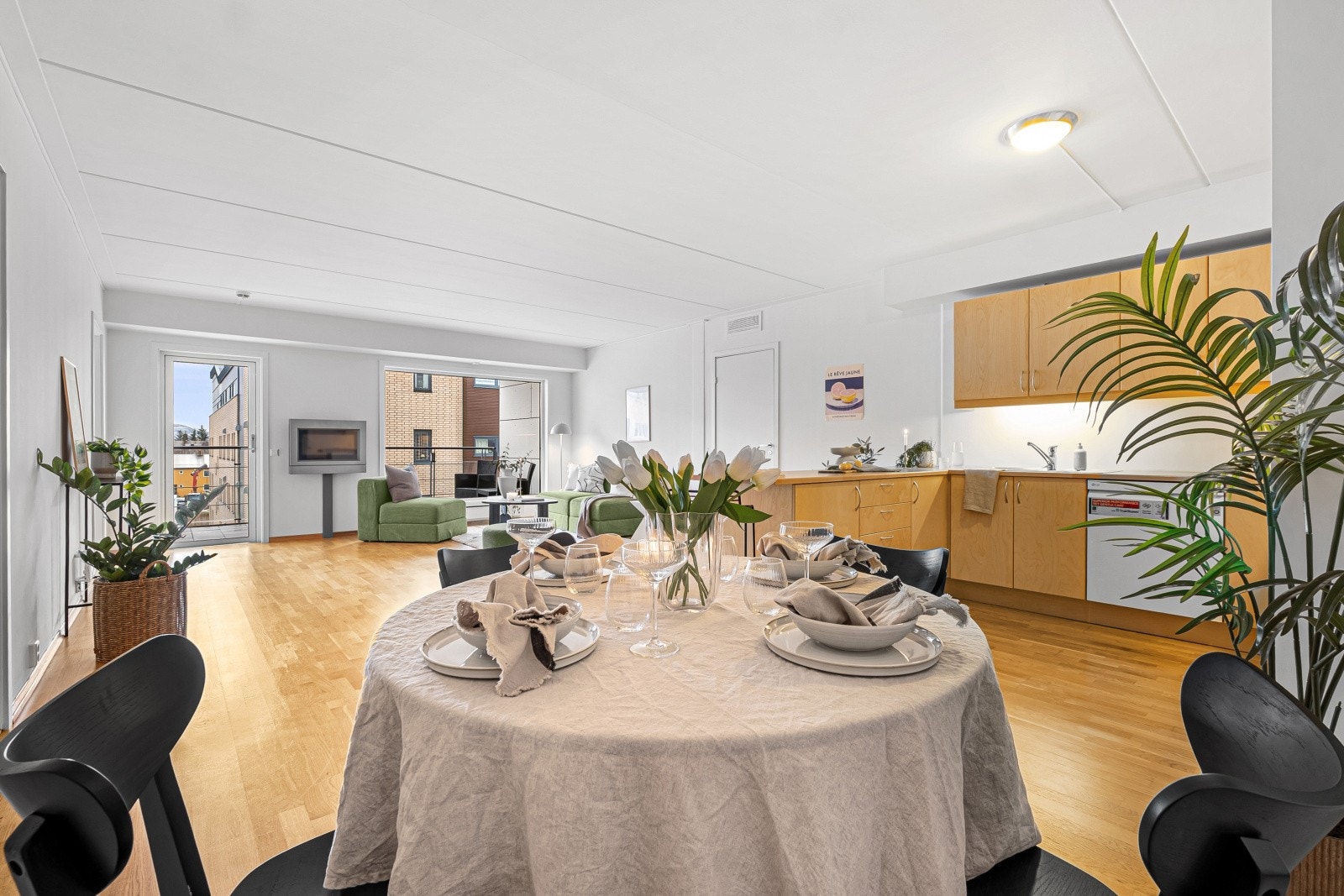 Det er god plass til en romslig spisegruppe i tilknytning til kjøkkenet Galleribilde