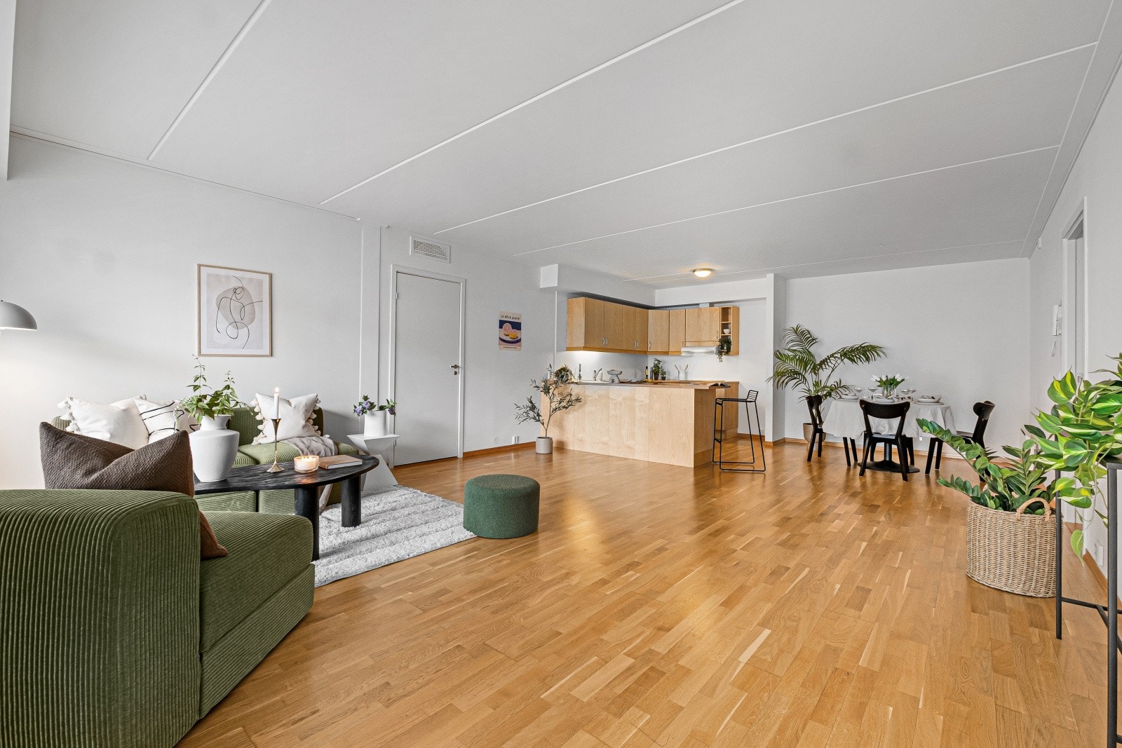 Den åpne løsningen mellom stue og kjøkken gir en luftig romfølelse og fleksible møbleringsmuligheter. Galleribilde