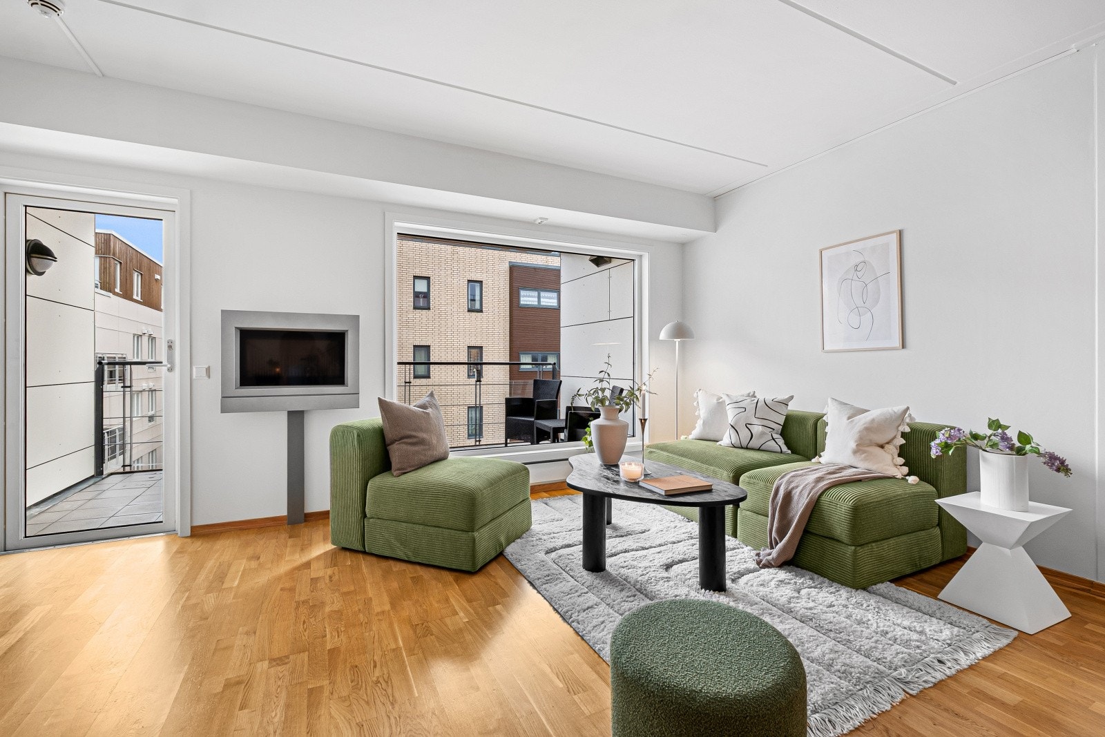 Store vindusflater slipper inn rikelig med dagslys i stuen Galleribilde