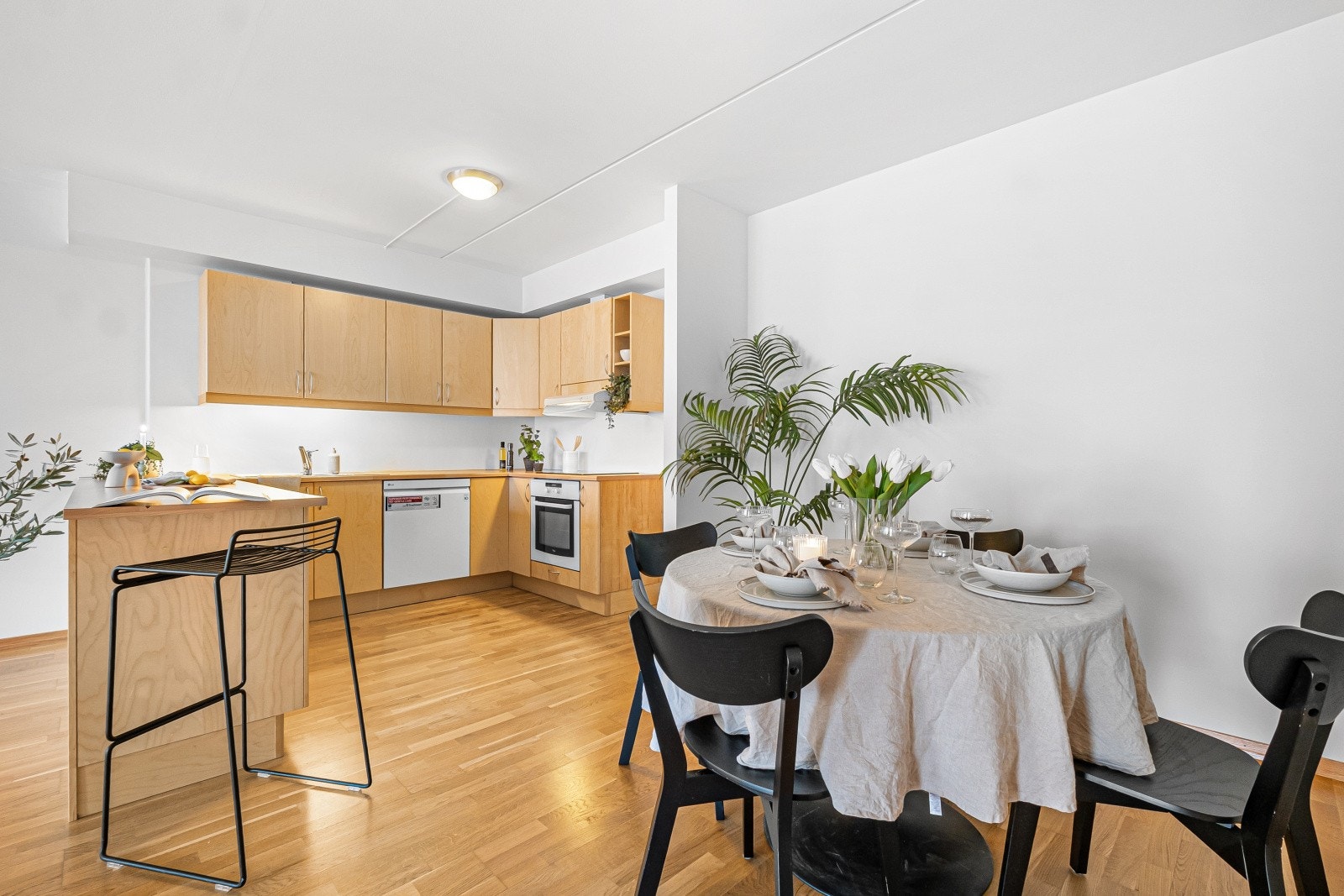 Kjøkkenet har glatte fronter og en praktisk benkeplate i laminat Galleribilde