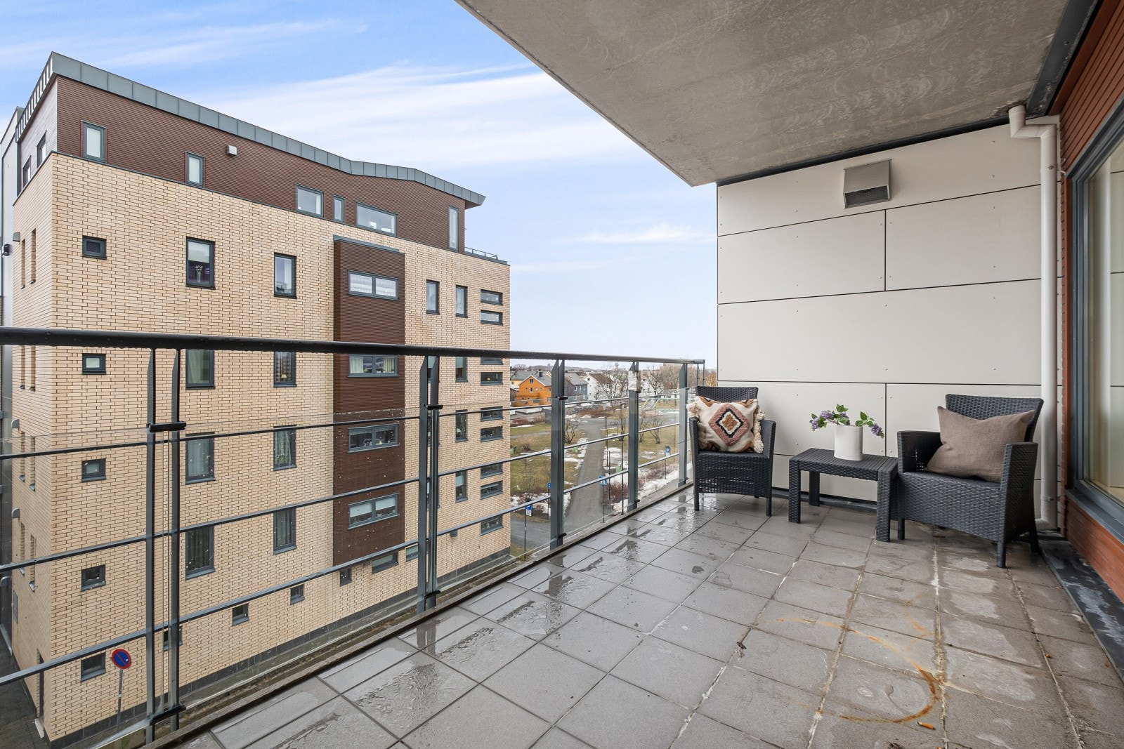 Fra stuen er det utgang til en romslig balkong på 12 m² Galleribilde