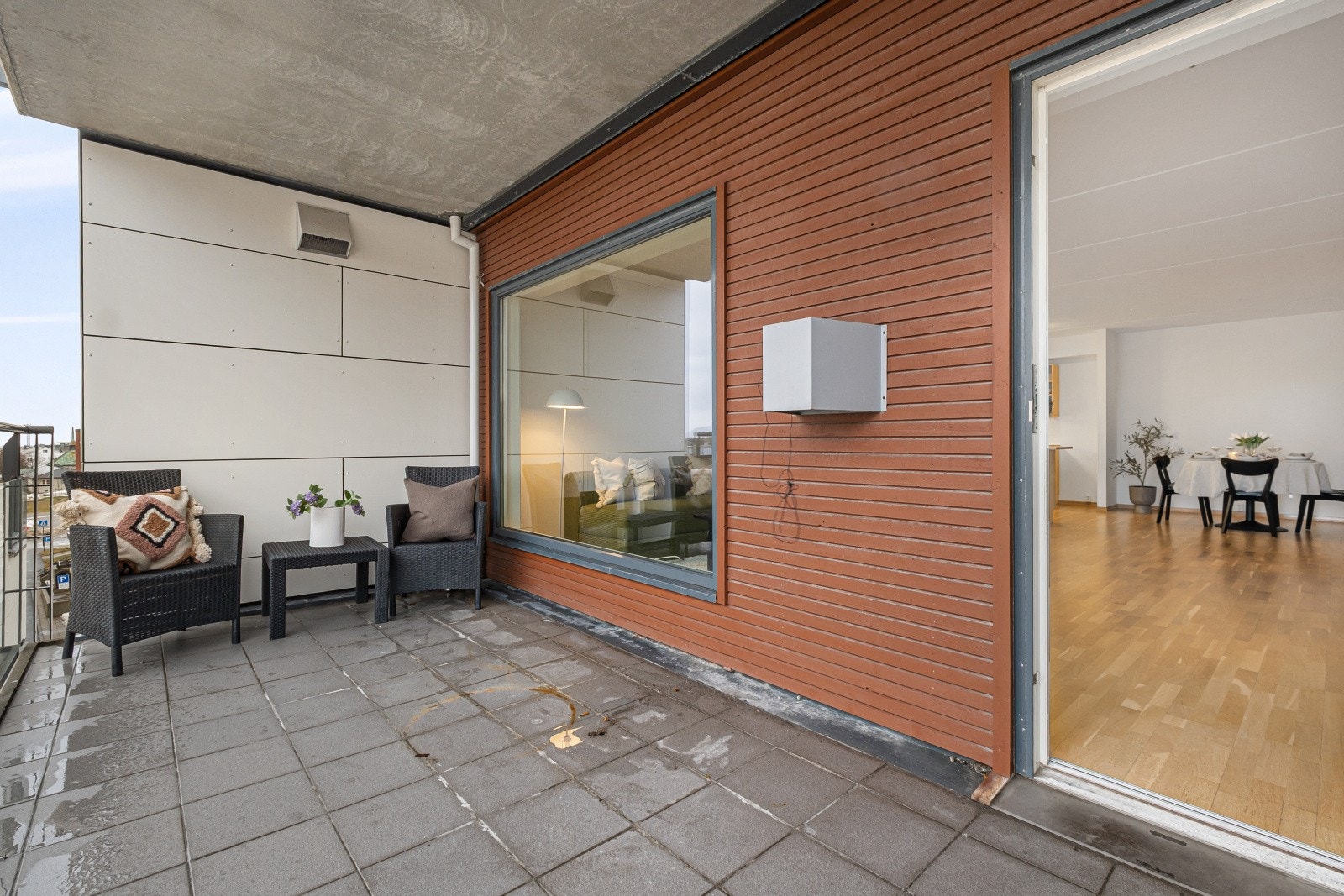 Balkongen er en fin forlengelse av stuen, med god plass til en sittegruppe. Galleribilde