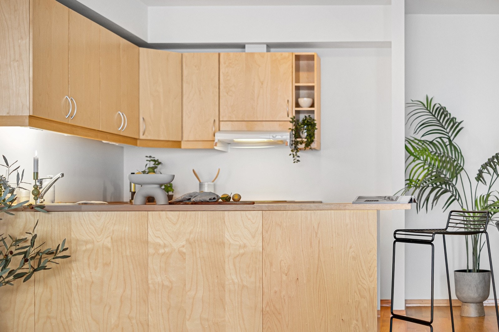 Kjøkkenøya fungerer utmerket som en ekstra arbeidsflate eller en uformell spiseplass Galleribilde