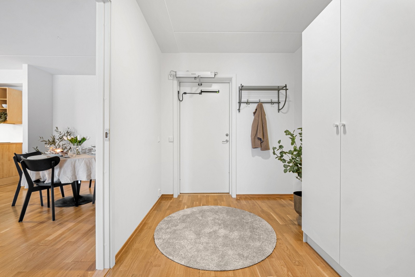 Velkommen inn. Gangen har god plass til garderobeløsninger. Galleribilde