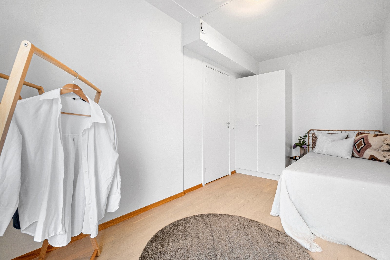 Rommet har plass til både seng og oppbevaringsmøbler Galleribilde