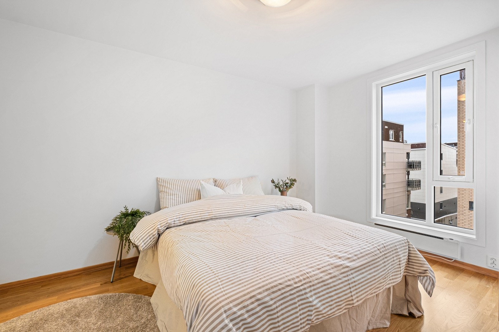 Hovedsoverommet har god plass til dobbeltseng og garderobeløsning Galleribilde