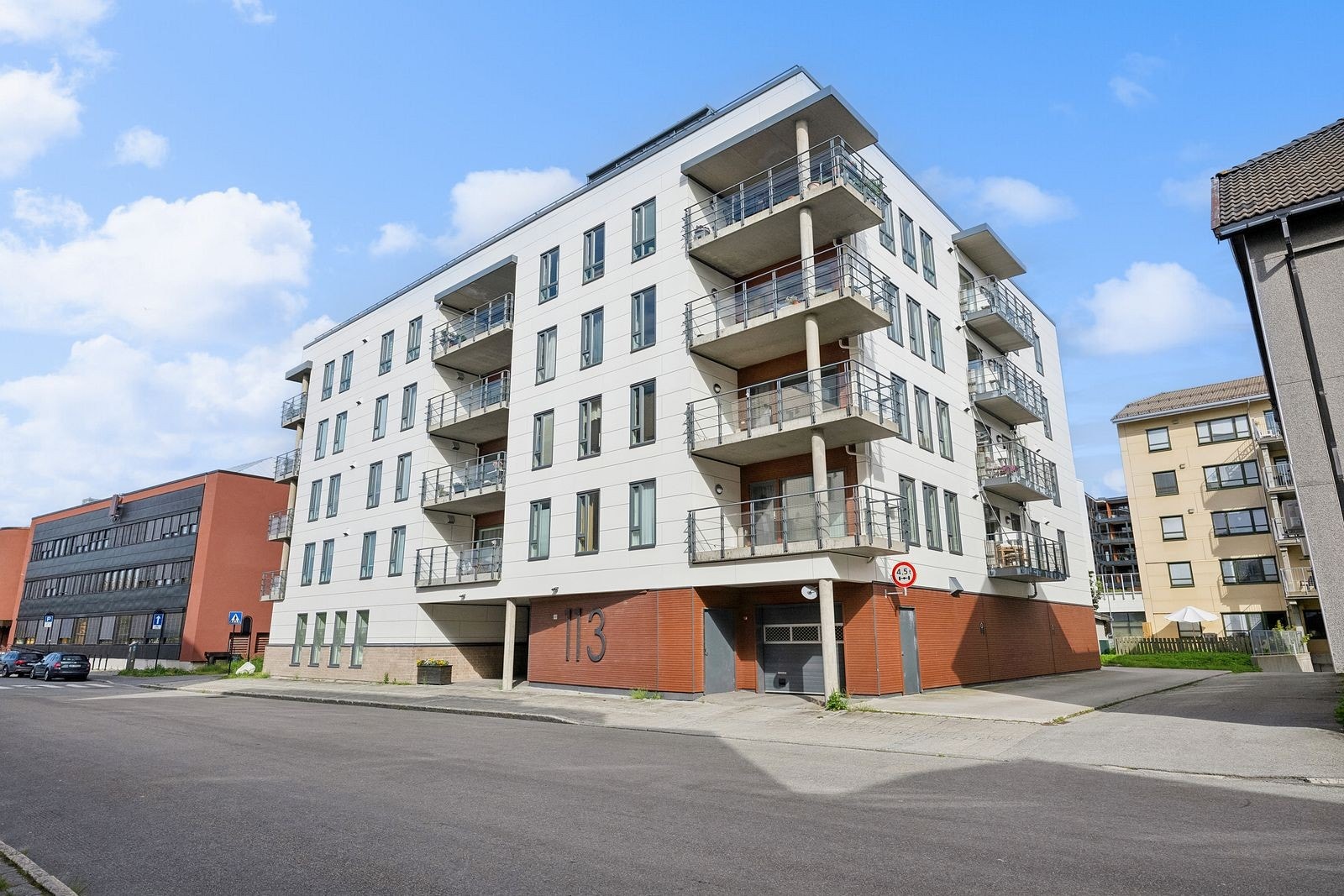 Eiendommen har en svært attraktiv beliggenhet like øst for Solparken og Rådhusparken. Galleribilde