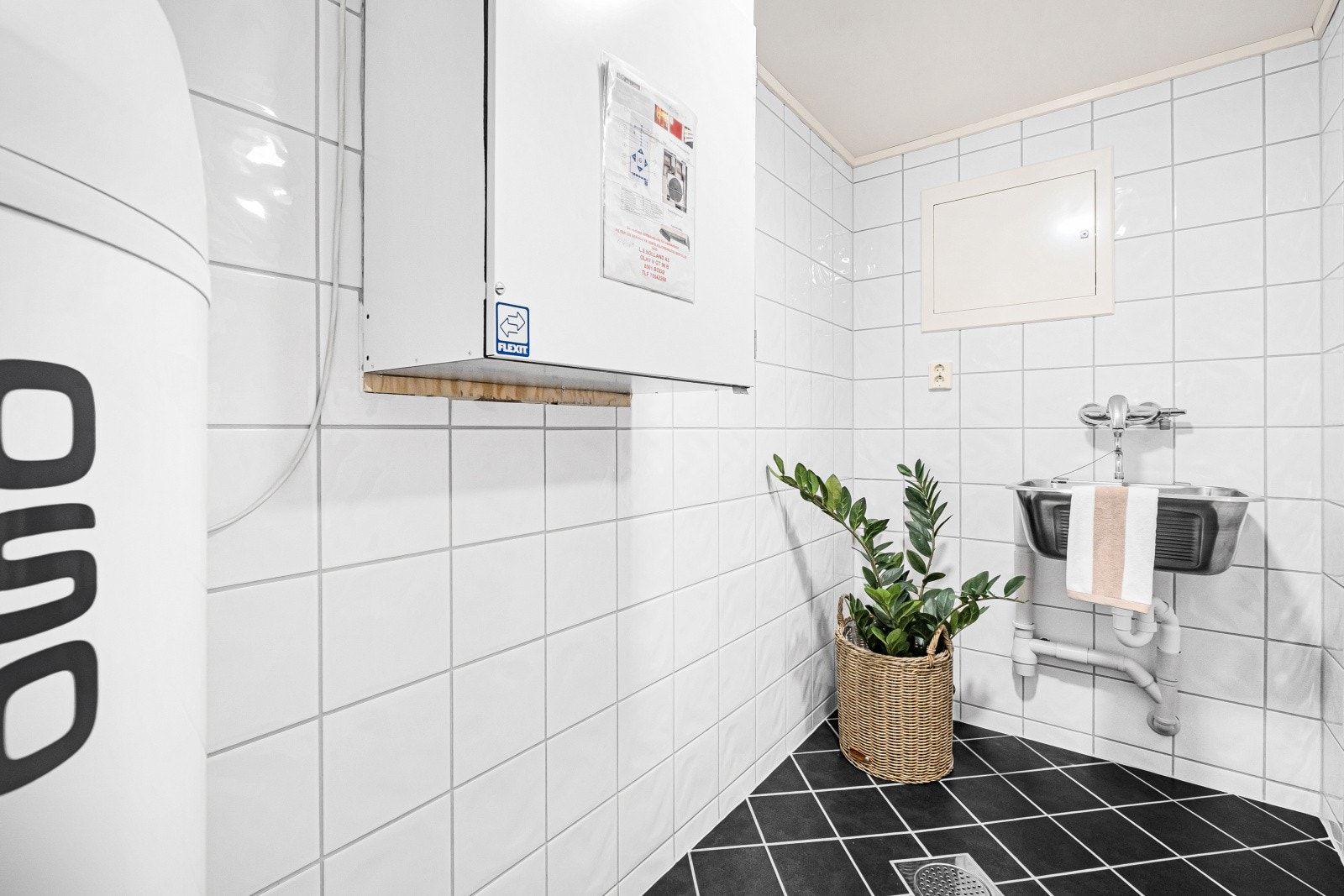 Praktisk, separat vaskerom med fliser og varmekabler. Her er også hovedstoppekran og ventilasjonsaggregat plassert Galleribilde