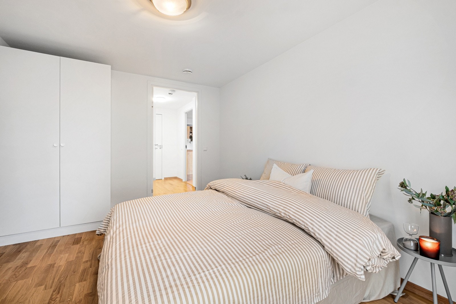 Fra hovedsoverommet er det enkel tilgang til bad og vaskerom via den indre gangen Galleribilde