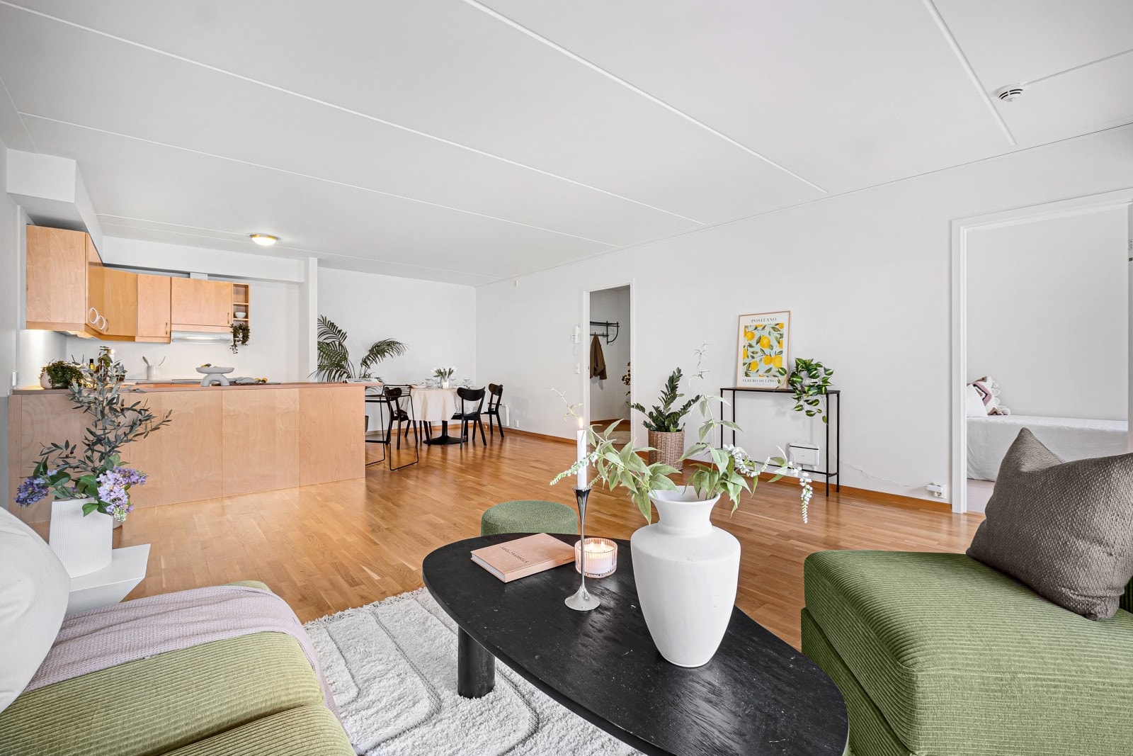 Stuen er romslig med god plass til spise og sittegrupper i hver sin ende Galleribilde