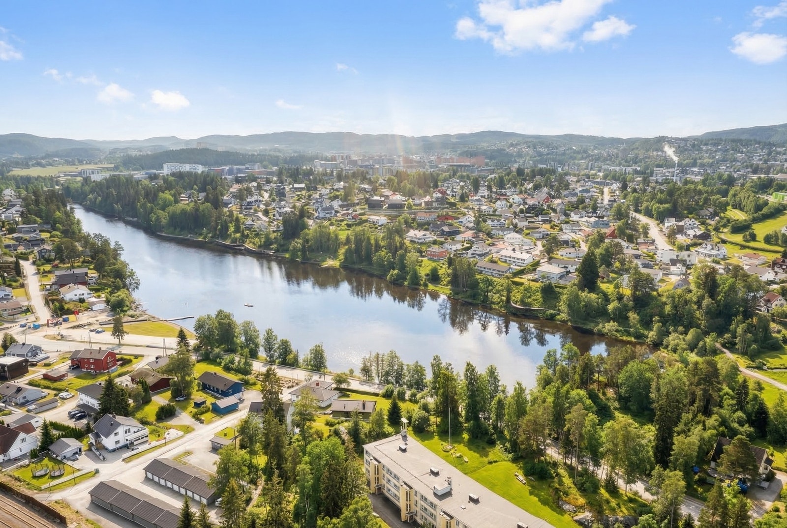 Med Langvannet like i nærheten ligger alt til rette for en aktiv hverdag med flotte turstier og naturopplevelser. Galleribilde