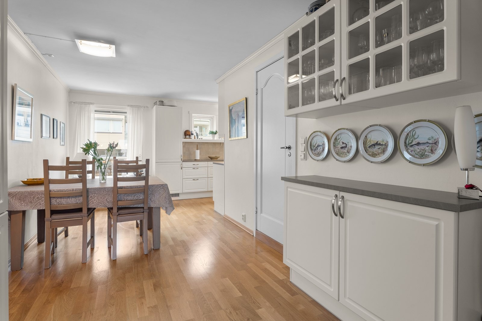 Takhøye overskap gir ekstra oppbevaringsplass på kjøkkenet. Galleribilde