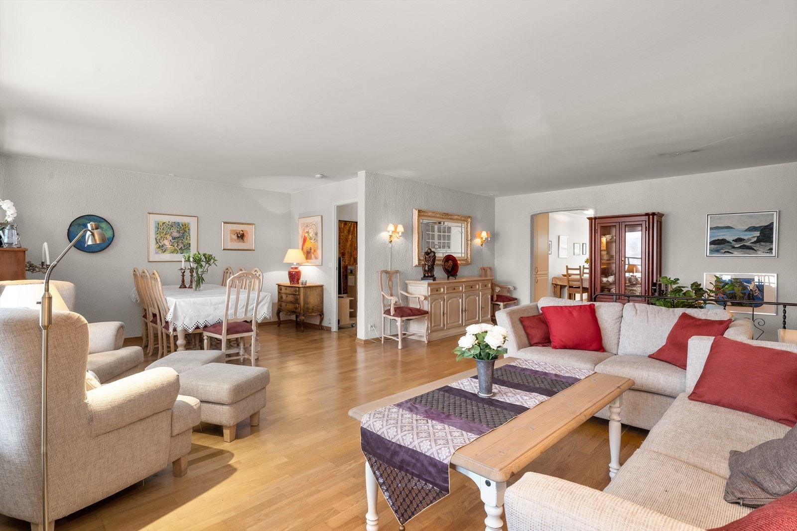 Plass til spisebord ved vinduet gir en lys og luftig spiseplass. Galleribilde