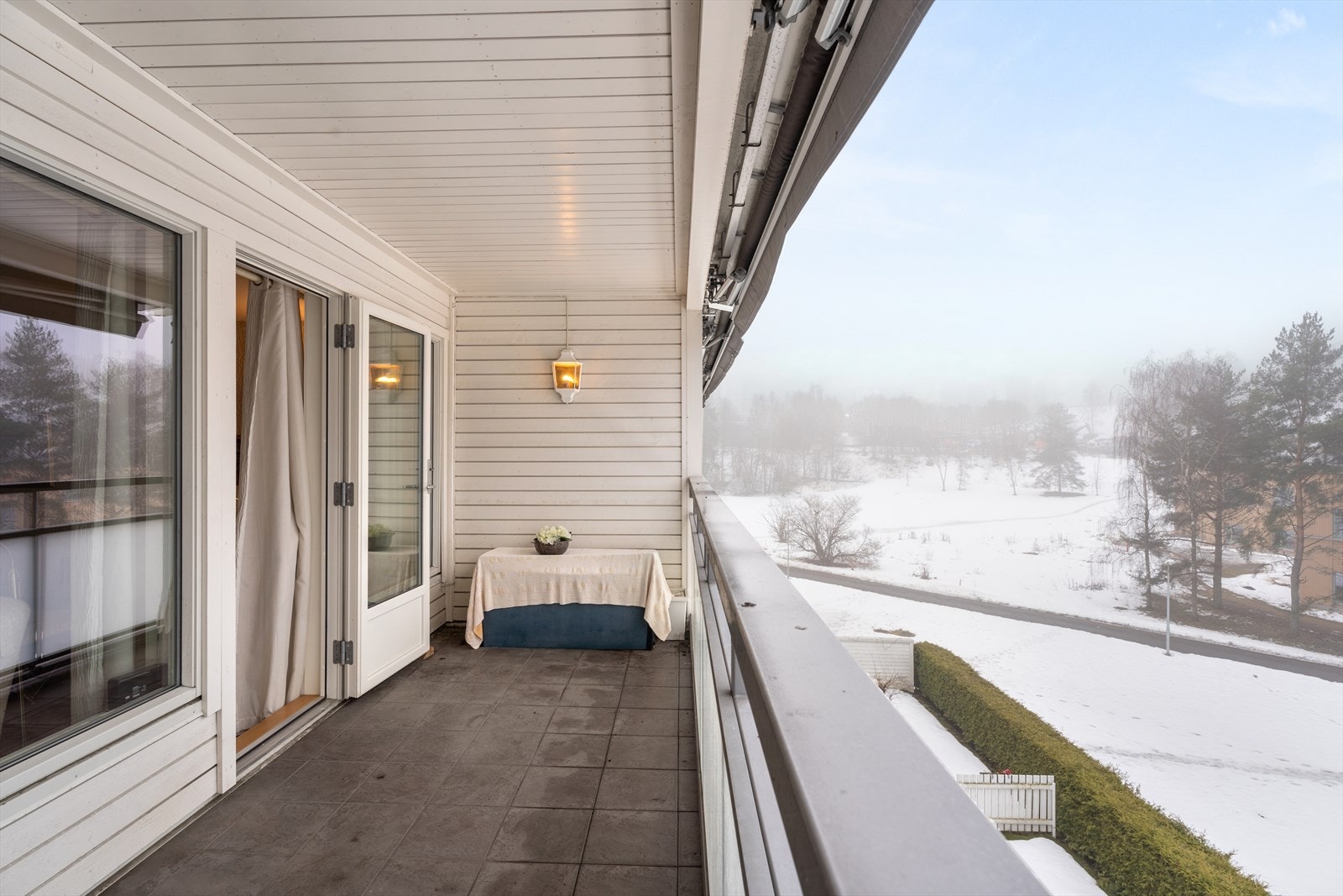 Utgang fra stuen til sydvestvendt balkong gir enkel tilgang til uteområdet. Galleribilde