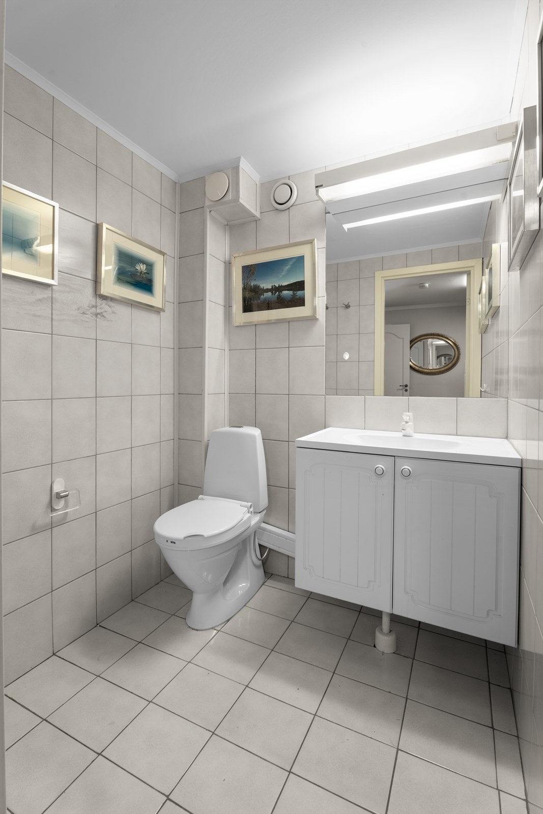 Flislagte vegger og gulv gir et robust og lettstelt toalettrom. Galleribilde