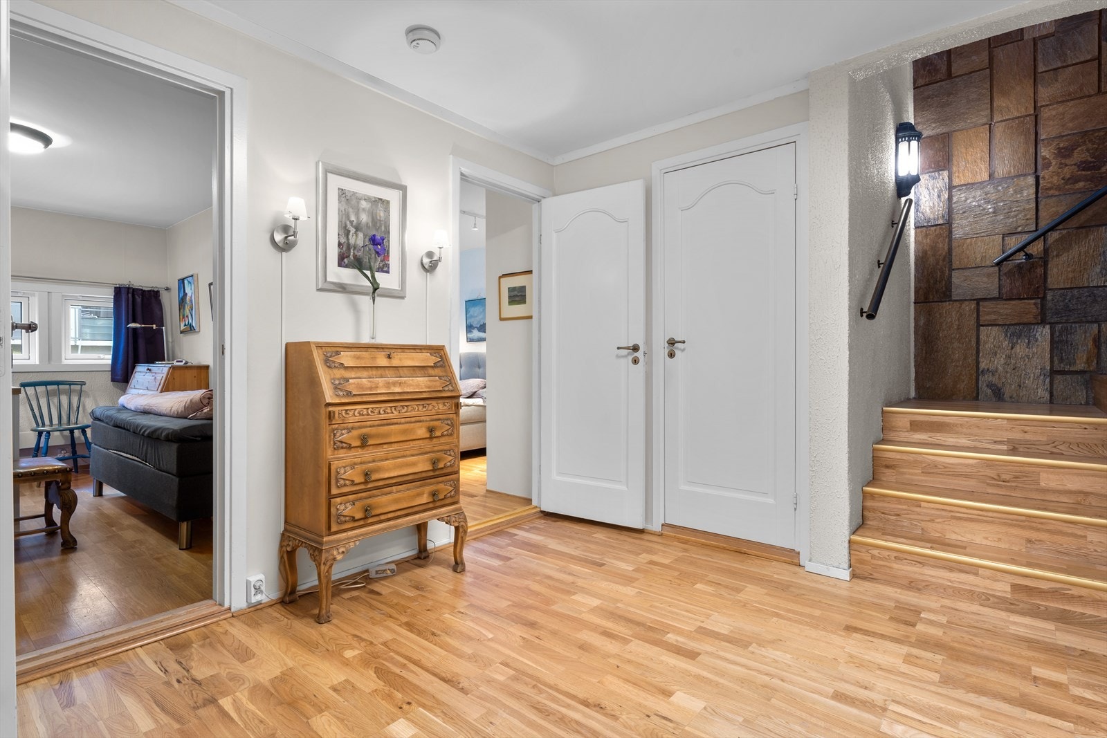 Lys entré med 3-stavs eikeparkett og malte vegger gir en innbydende velkomst. Galleribilde