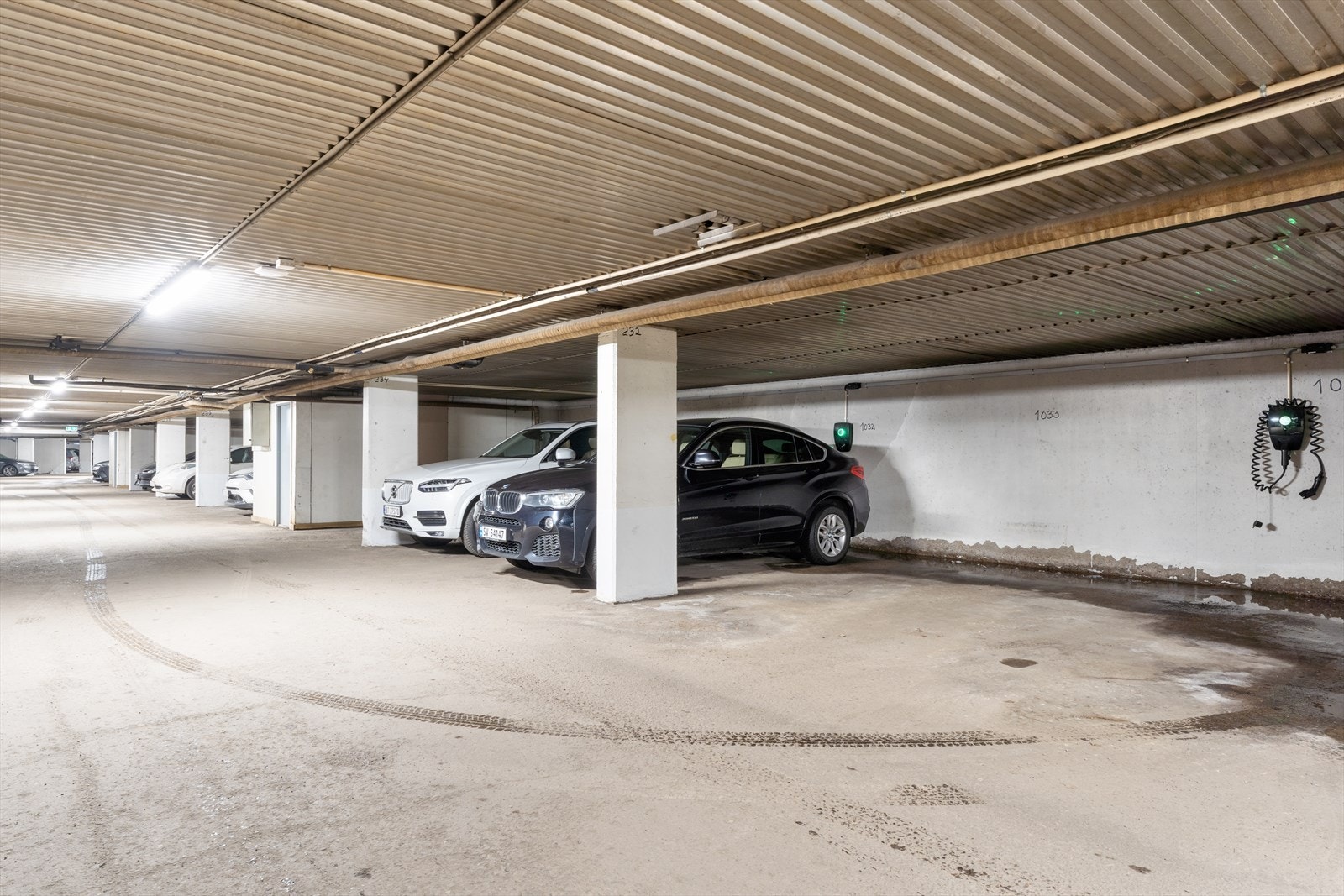 Parkeringsplass i felles garasjeanlegg Galleribilde