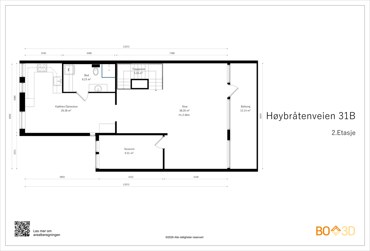 Andre etasje har en åpen stue med utgang til flislagt balkong og et HTH-kjøkken med integrerte hvitevarer. Galleribilde
