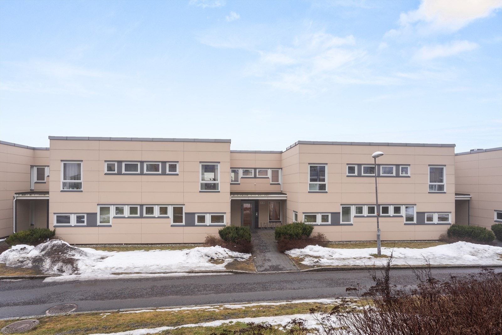 Bygningen har fasader med platekledning og en velstelt adkomstvei. Galleribilde