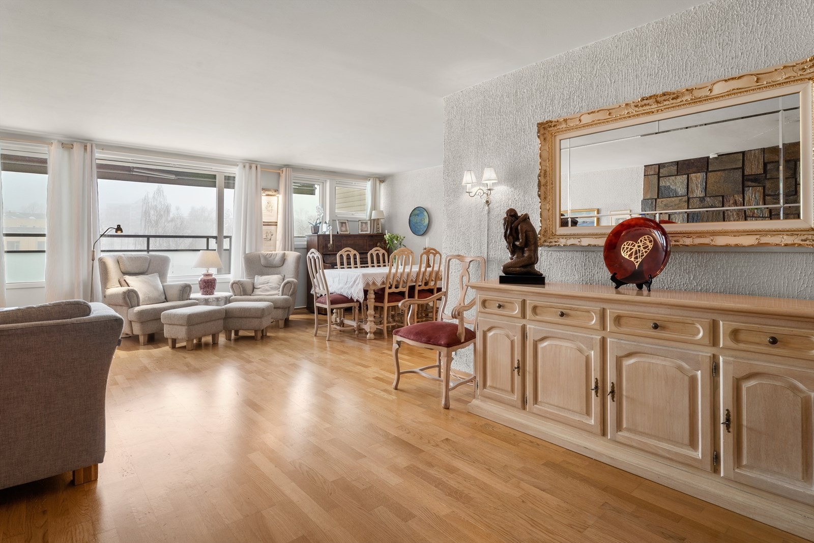 Plass til spisebord gir mulighet for hyggelige måltider i tilknytning til stuen. Galleribilde