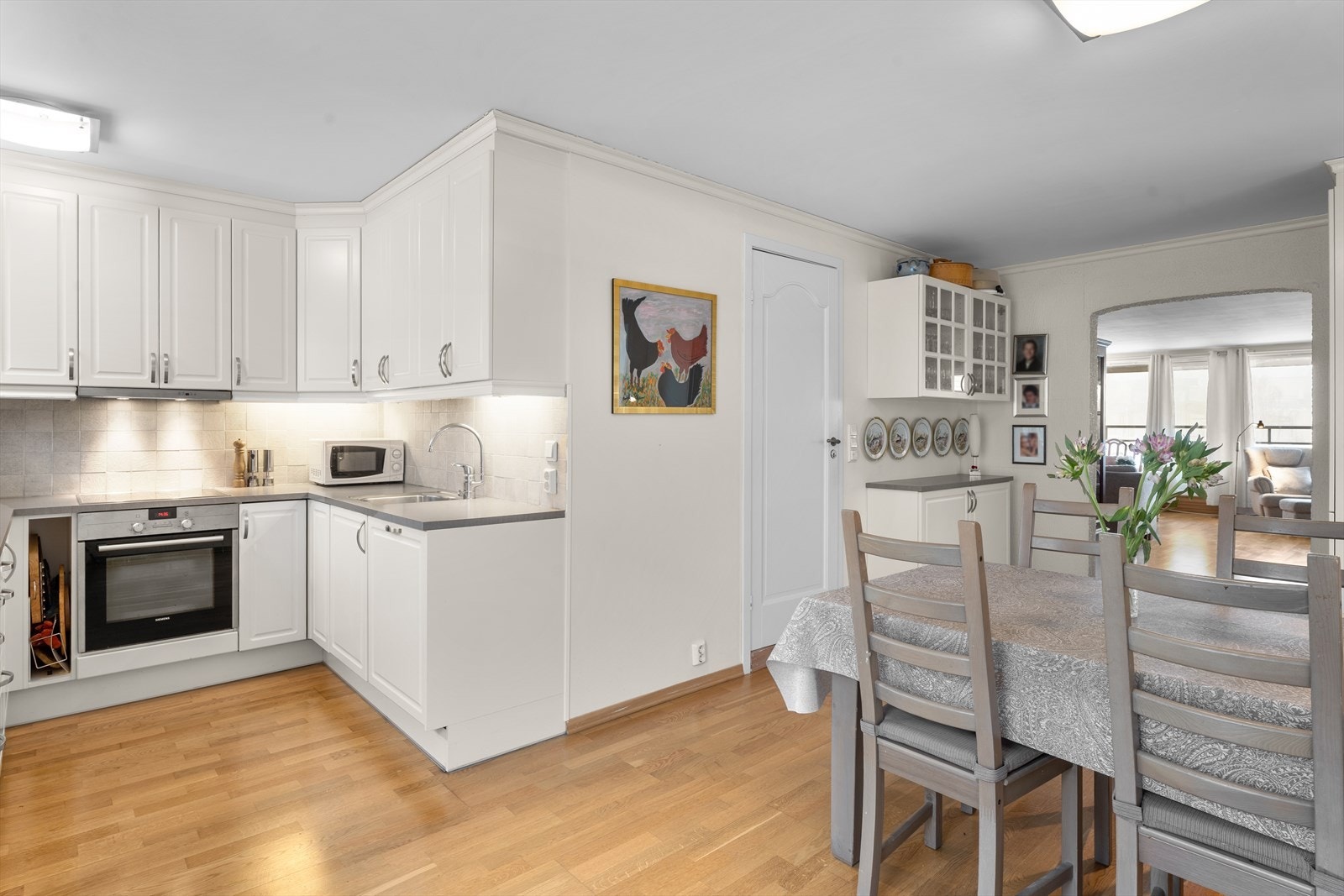 Åpen løsning mellom kjøkken og stue gir rommet en sosial atmosfære. Galleribilde