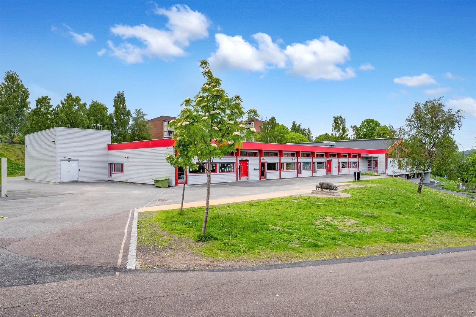 Haugen barneskole ligger rett i nærheten. Galleribilde