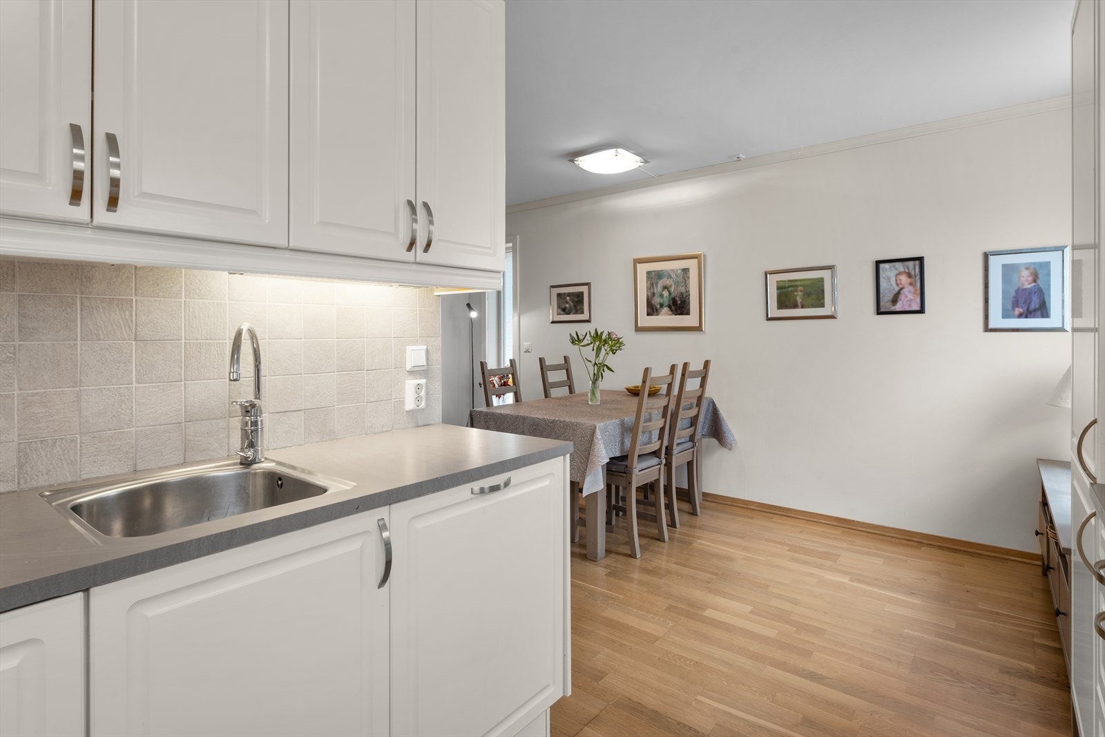 Direkte tilgang til spiseplass fra kjøkkenet skaper en naturlig overgang mellom rommene. Galleribilde