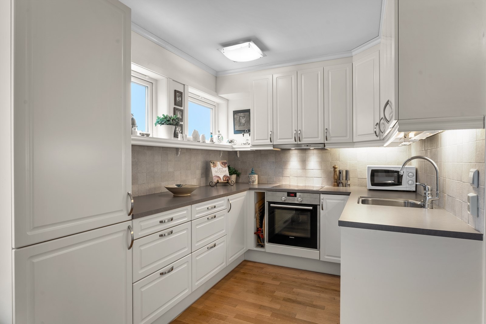 Kjøkkenet er utstyrt med laminat benkeplate og induksjon koketopp for effektiv matlaging. Galleribilde