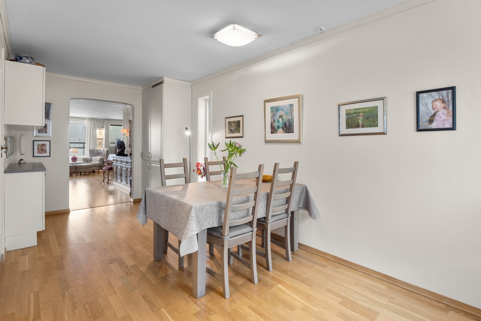 Spiseplass med vinduer gir utsyn mot grøntområde utenfor. Galleribilde