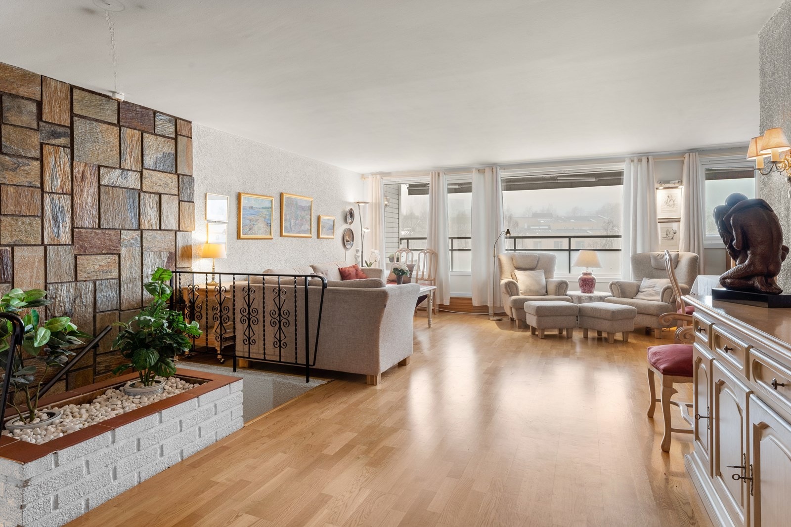 Flislagt vegg ved trappen gir et stilfullt preg til stuen. Galleribilde