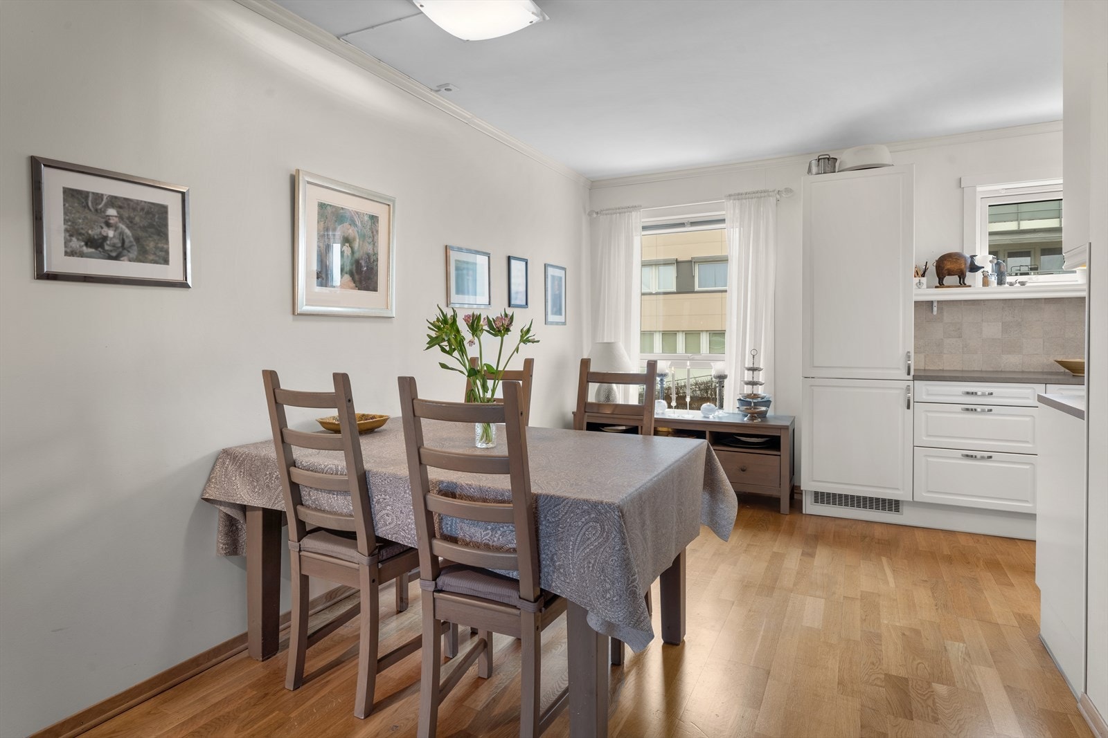 Spiseplassen er godt plassert ved vinduet, som gir naturlig lys til rommet. Galleribilde