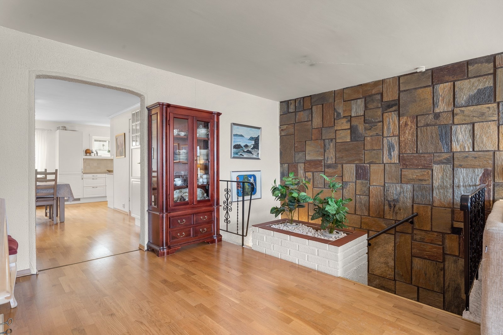 3-stavs eikeparkett dekker gulvet og gir en naturlig overgang til kjøkkenet. Galleribilde