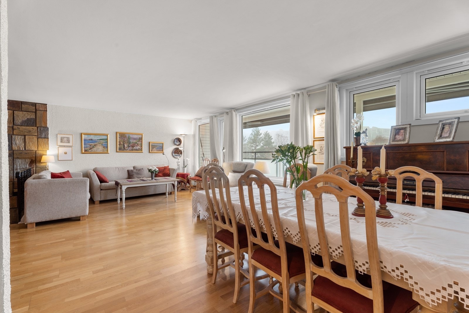 Åpen planløsning gir god flyt mellom stue og spiseområde. Galleribilde