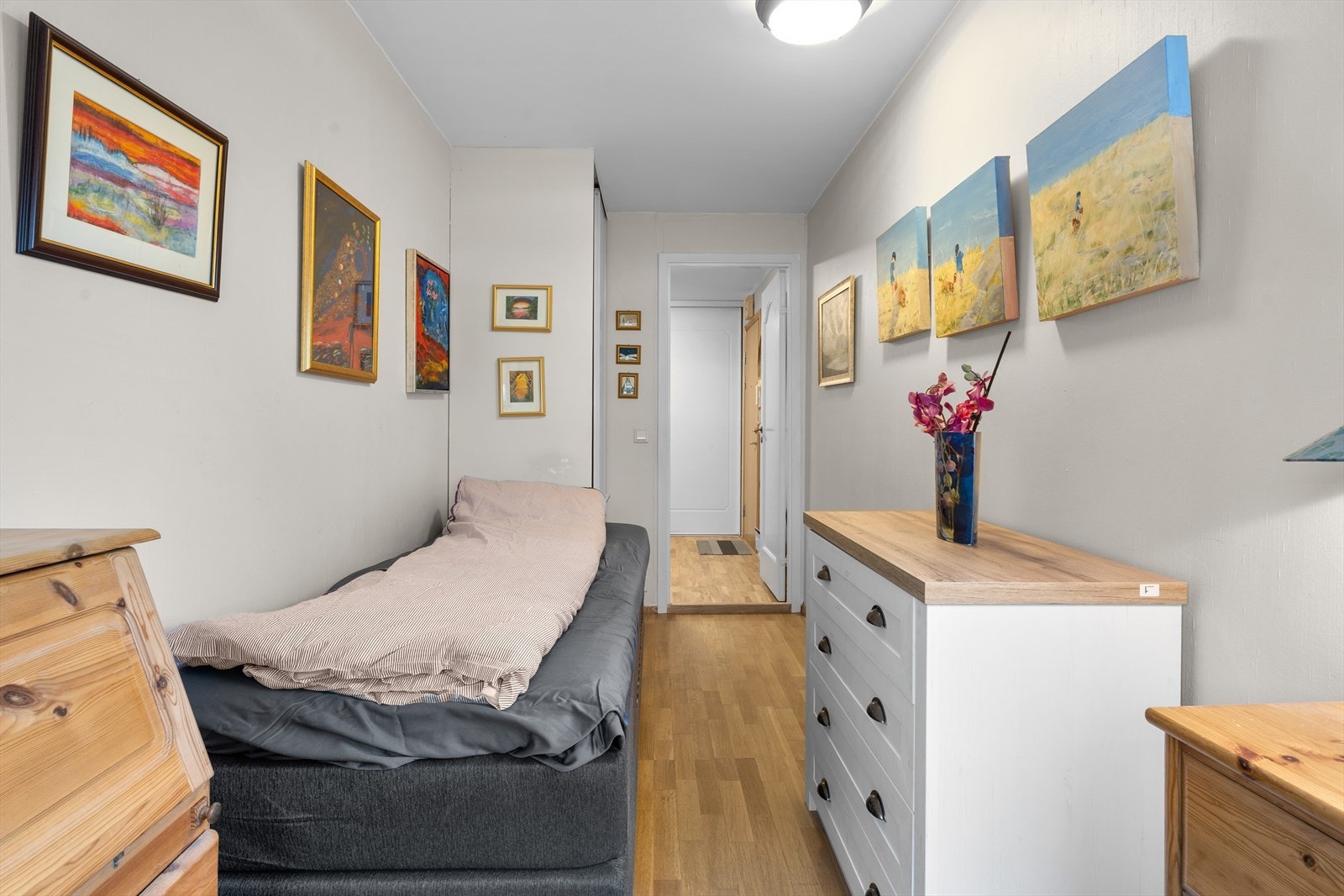 Plass til enkeltseng og kommode i det kompakte rommet. Galleribilde