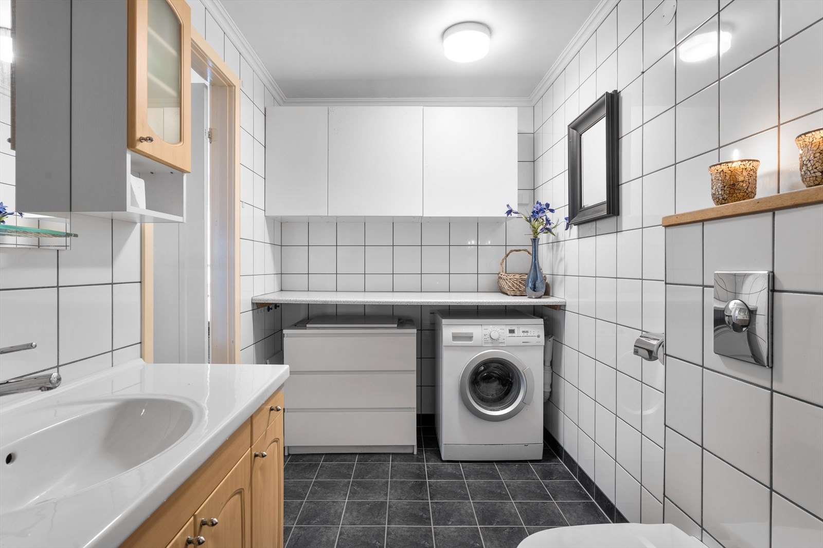 Flislagte vegger og gulv med elektriske varmekabler og opplegg for vaskemaskin. Galleribilde