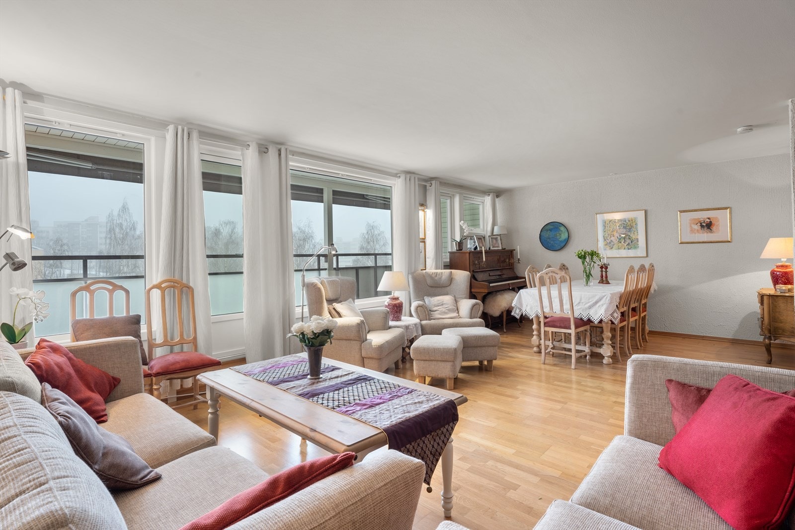 Direkte forbindelse til stuen gir en naturlig overgang til spiseområdet. Galleribilde