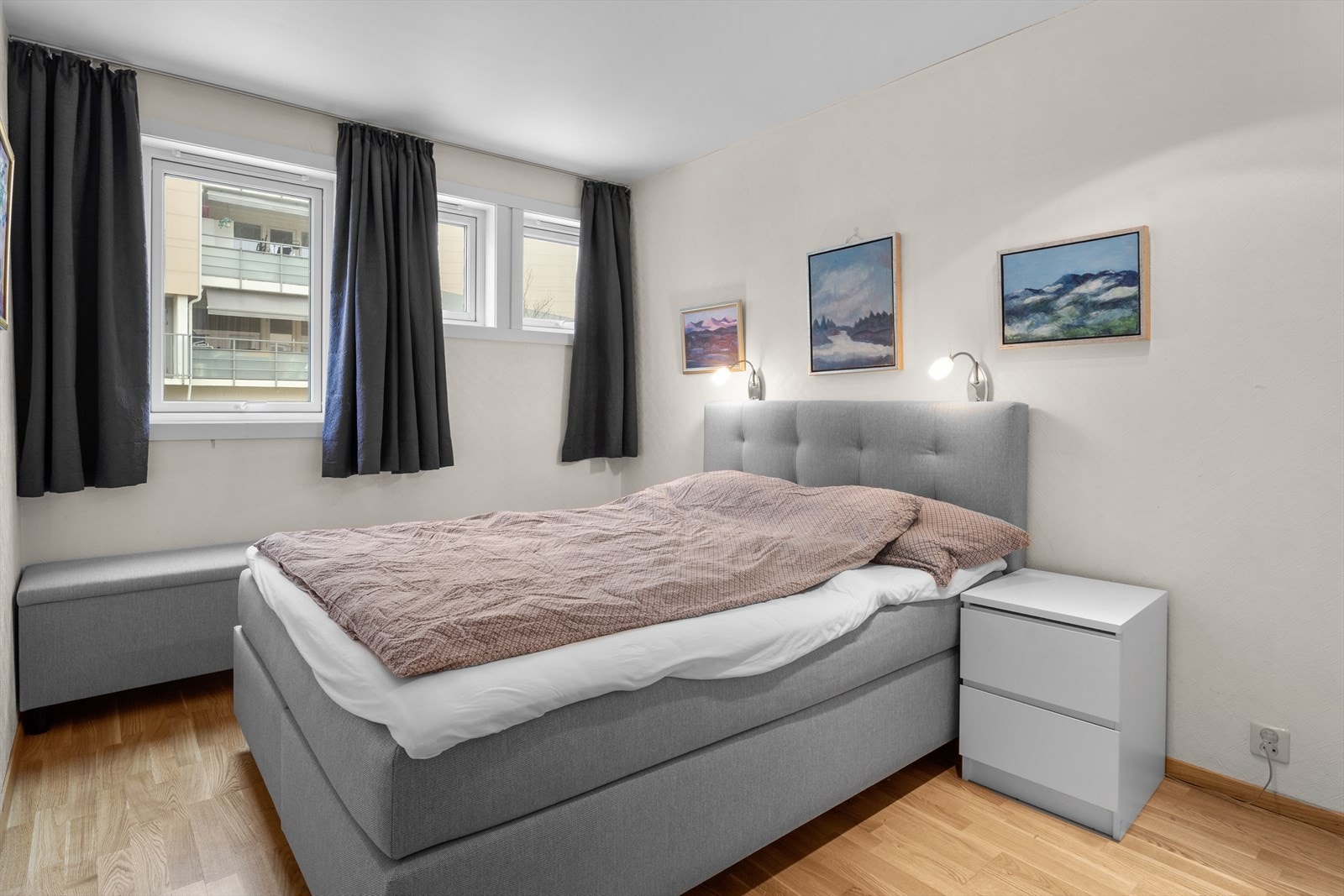 Store vinduer gir godt lysinnslipp på soverommet. Galleribilde