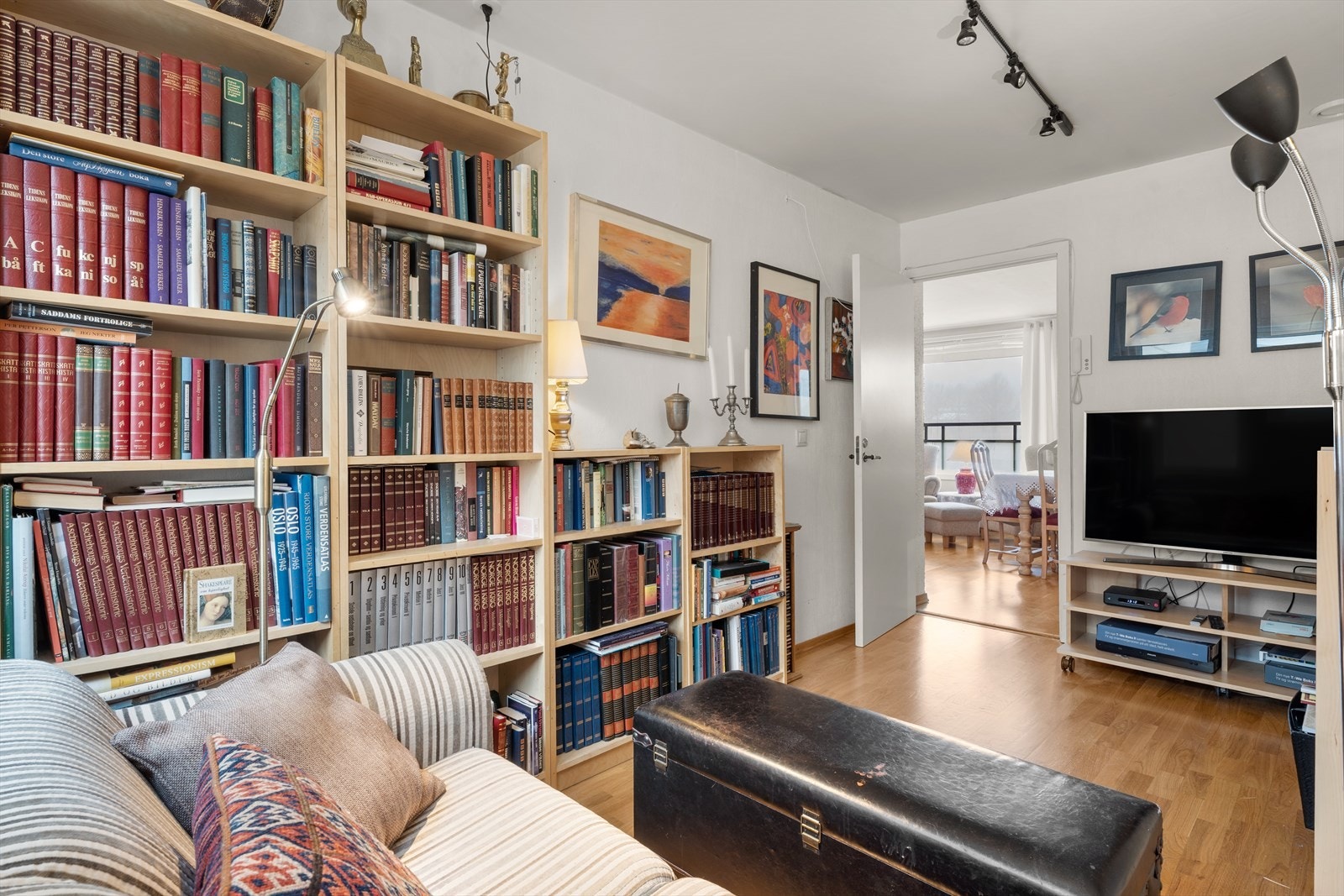 Bokhyller gir god oppbevaringsplass for bøker og personlige eiendeler. Galleribilde