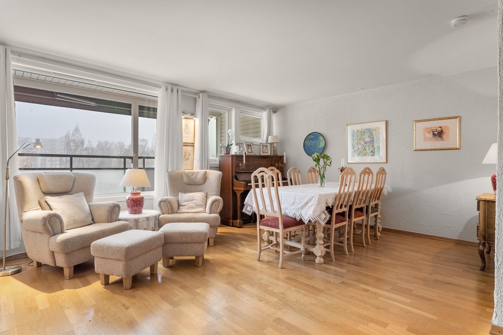 Vinduer langs hele veggen gir godt utsyn og lysinnslipp. Galleribilde