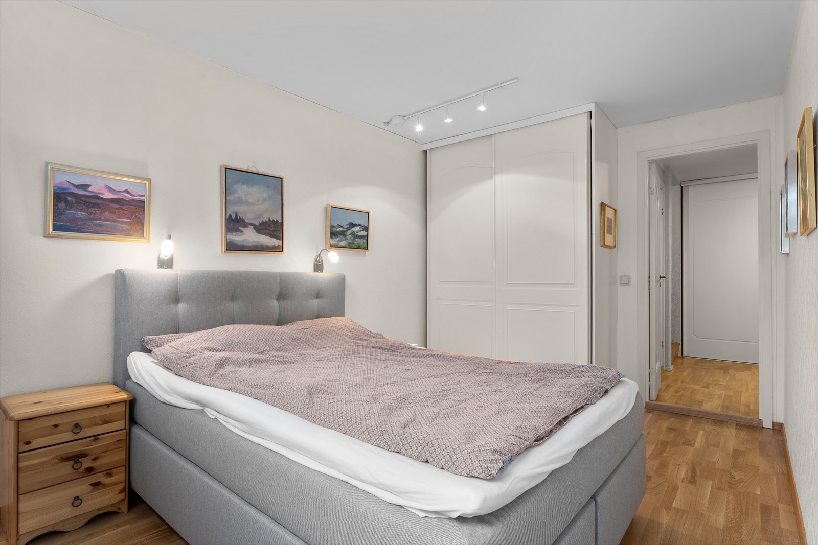 Skyvedørsgarderobe gir effektiv oppbevaring i hovedsoverommet. Galleribilde