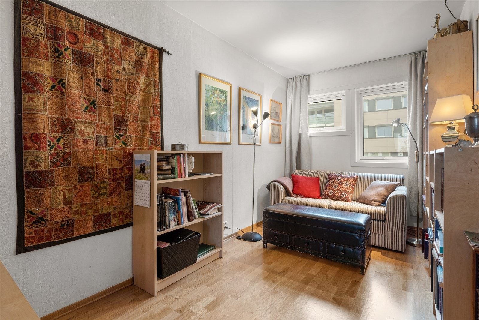 Parkettgulv gir en varm og innbydende følelse til rommet. Galleribilde