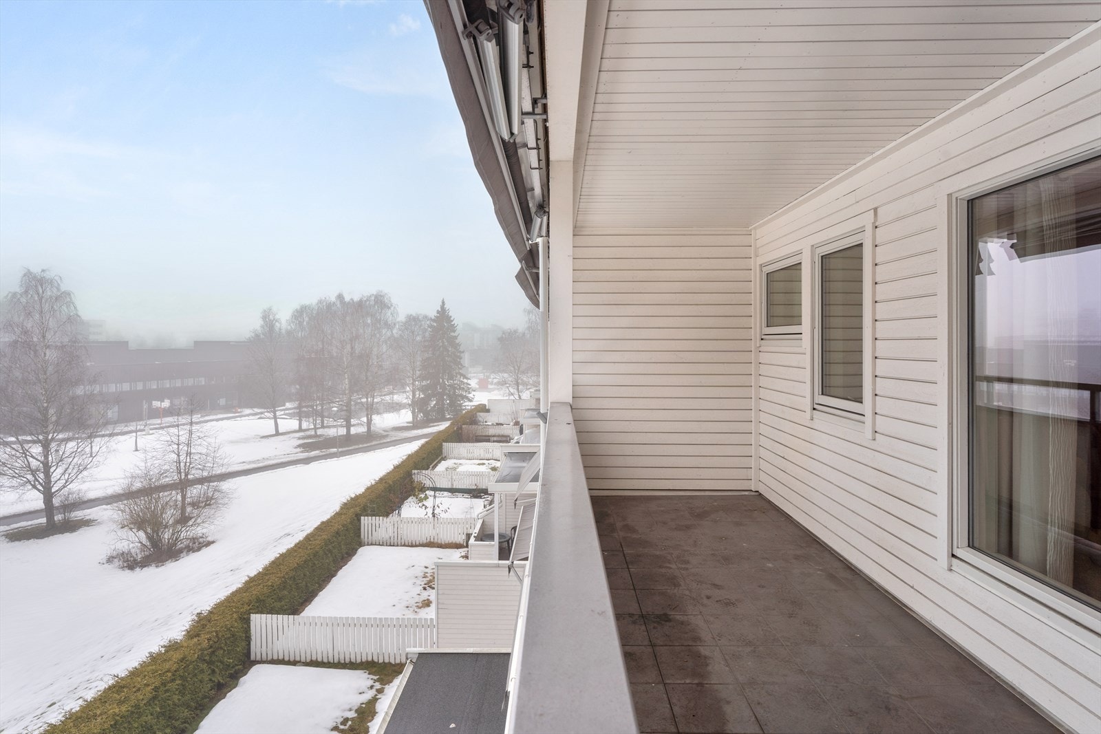 Balkongen har rekkverk i pulverlakkert aluminium med frostet glass for ekstra sikkerhet. Galleribilde