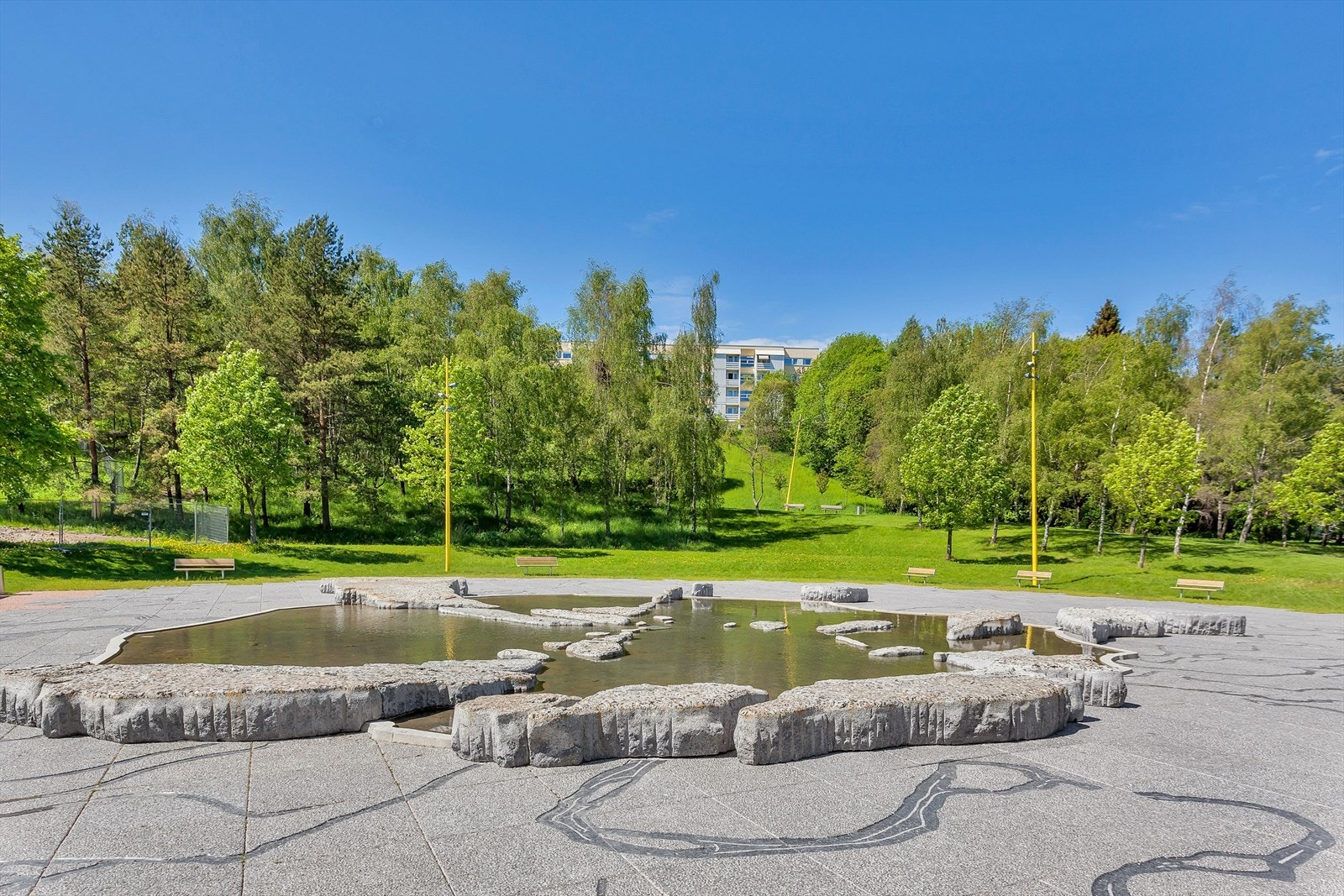 Verdensparken med vanninstallasjon og benker skaper et avslappende miljø for rekreasjon. Galleribilde