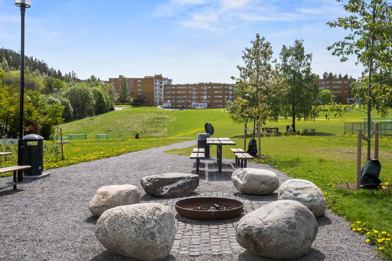 Grøntområde med sitteplasser og bålplass gir mulighet for utendørs samlinger. Galleribilde