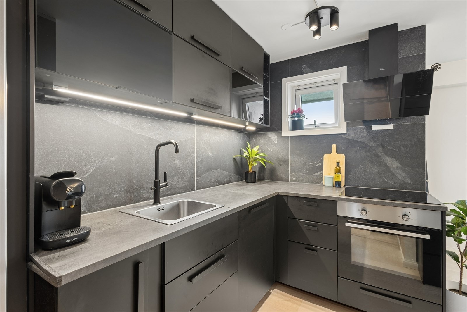 Kjøkkenet er utstyrt med integrert stekeovn, platetopp og oppvaskmaskin. Varmtvannstanken fra 2021 er plassert i benken. Galleribilde