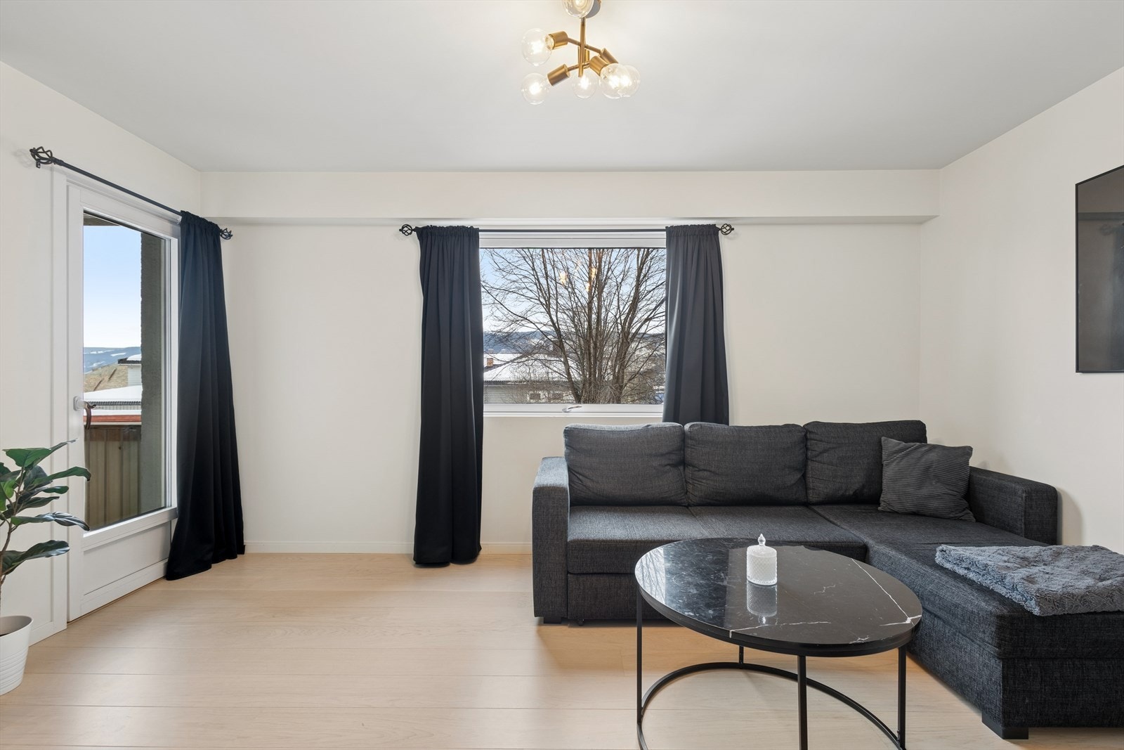 Stuen har plass til en sofagruppe og TV-møblement, og gulvene er belagt med laminat. Galleribilde