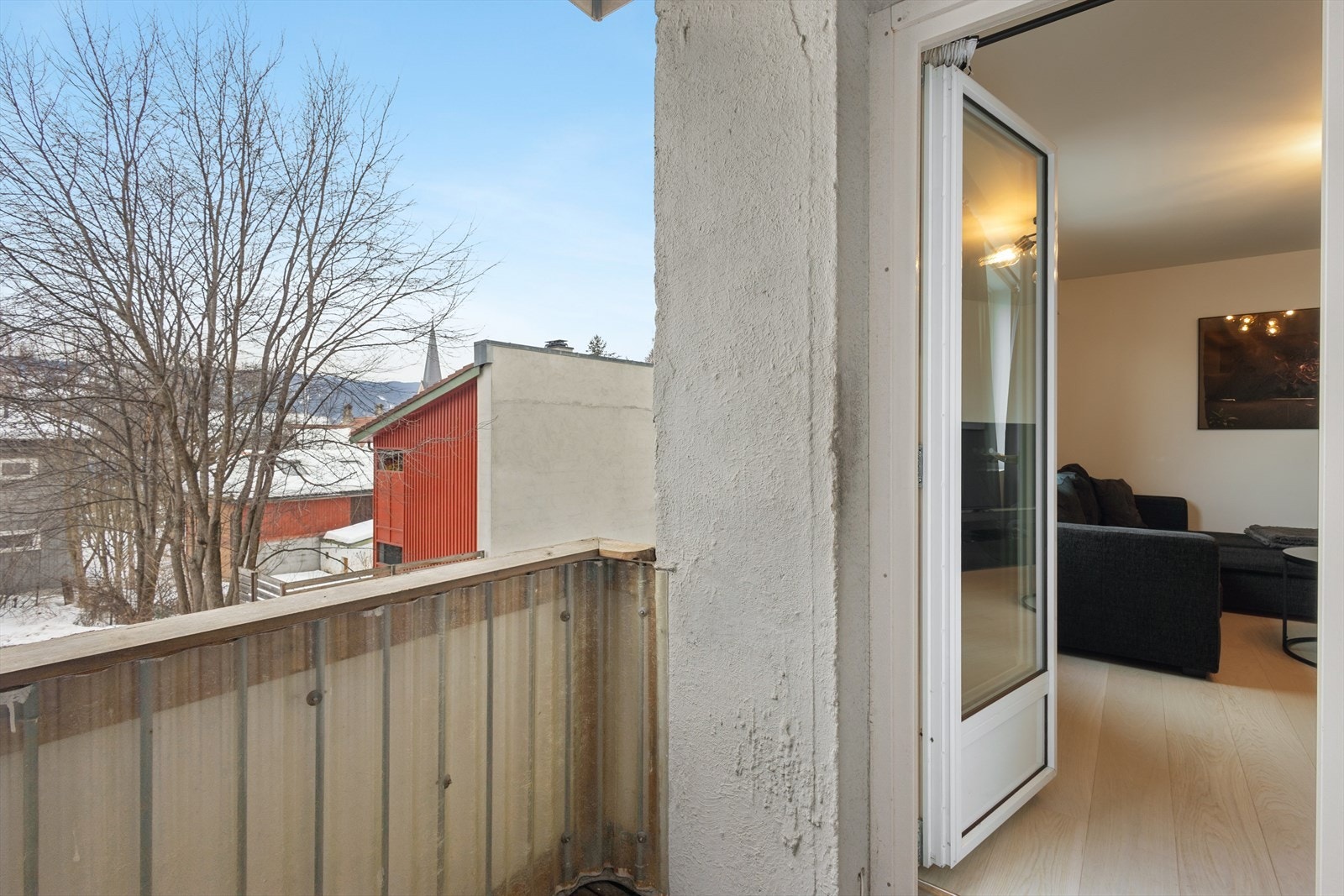 Balkongen har treheller på gulvet og plass til en sittegruppe for å nyte ettermiddags- og kveldssolen. Galleribilde