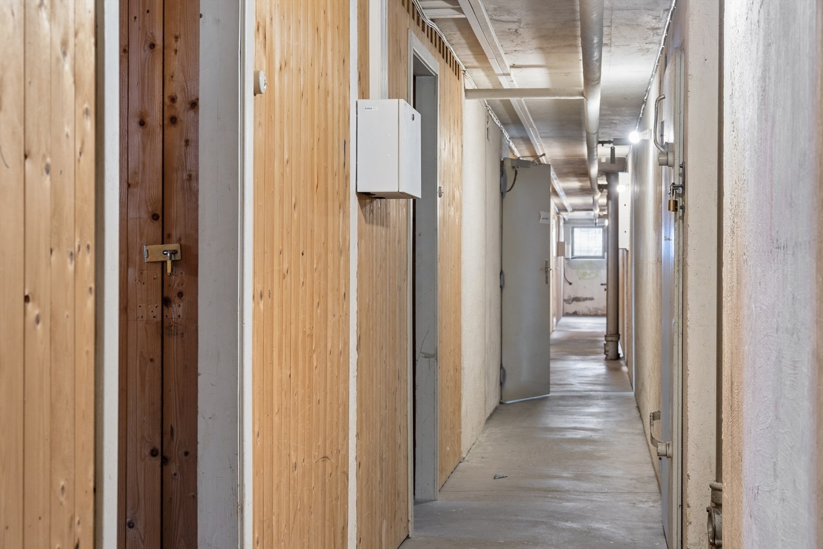 Leiligheten disponerer en ekstern bod i kjelleren for ekstra lagringsplass. Galleribilde