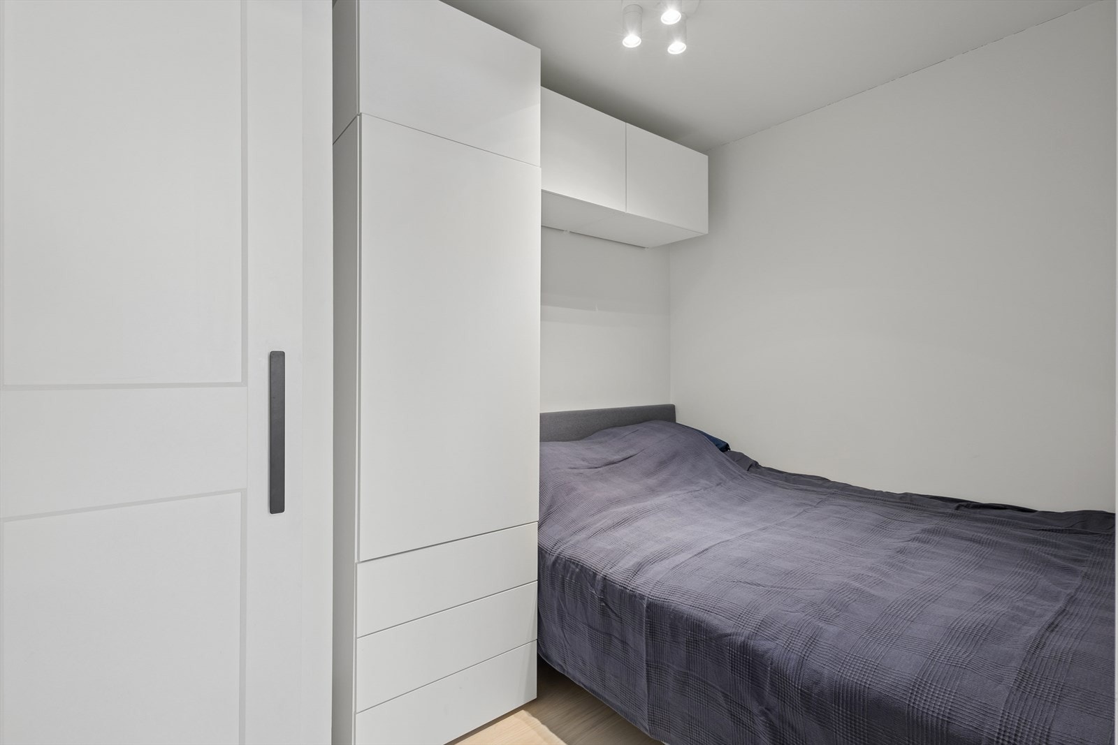 Den praktiske sovealkoven har plass til en stor seng og godt med oppbevaring i medfølgende garderobeskap. Galleribilde