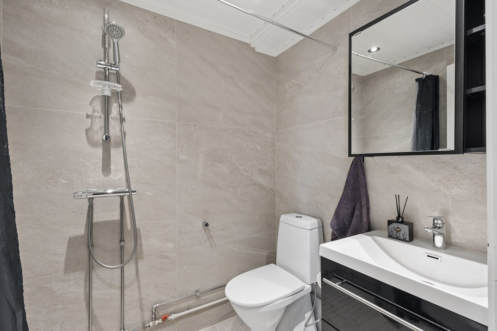 Pent, flislagt baderom med behagelig gulvvarme. Galleribilde